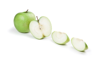 Zwei grüne Äpfel, wovon einer halbiert und geviertelt ist.