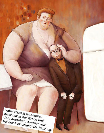 Große sitzende voluminöse Frau mit kleinem kargen Mann im Arm neben einem Kühlschrank